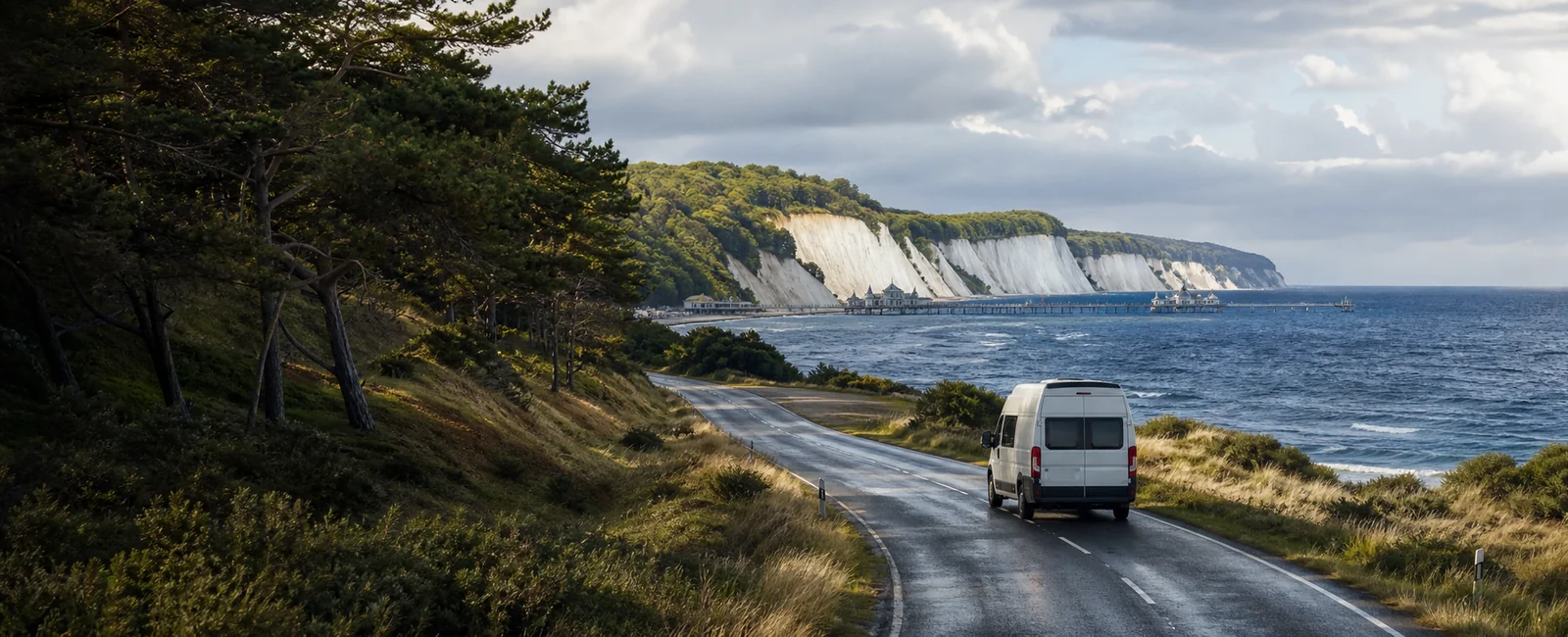 KI-generiertes Routenmotiv: Reisemobil an der Ostsee mit Kreideküste, Dünen und Seebrücke