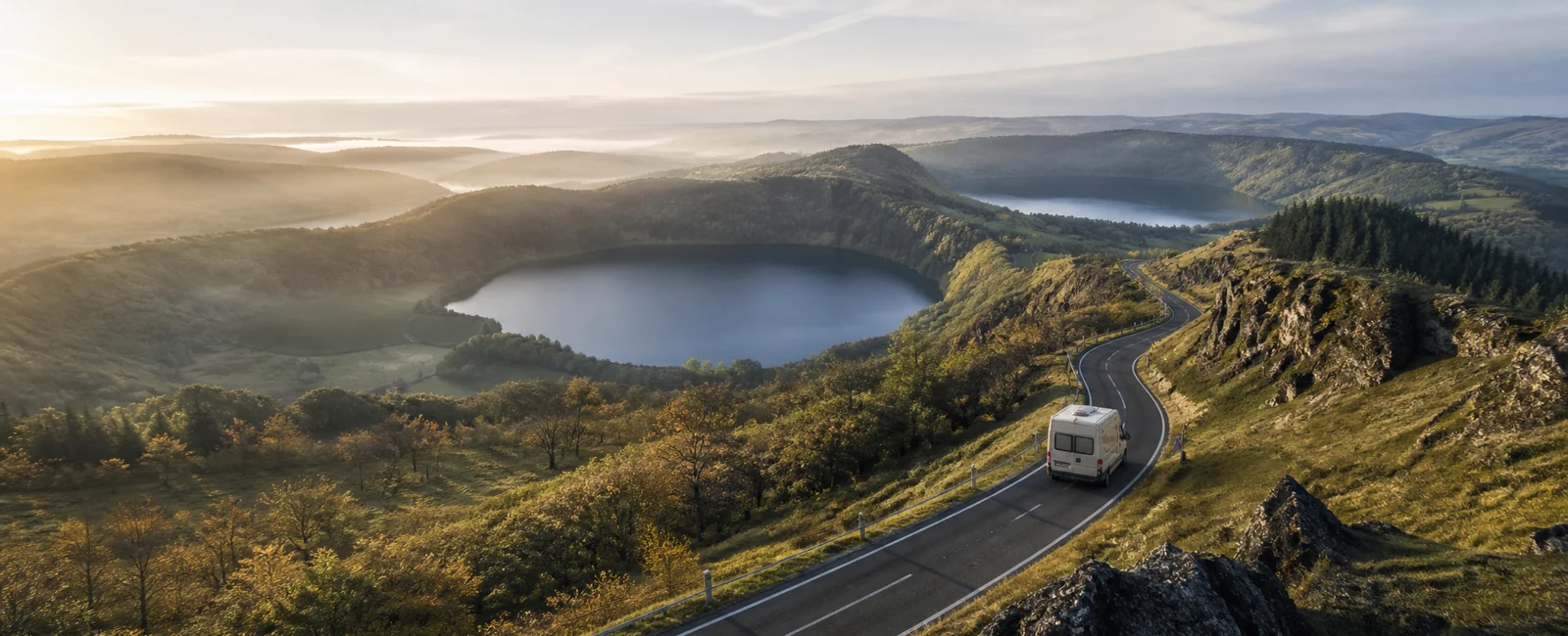 KI-generiertes Routenmotiv: Reisemobil auf der Vulkanstraße über den Maaren der Eifel