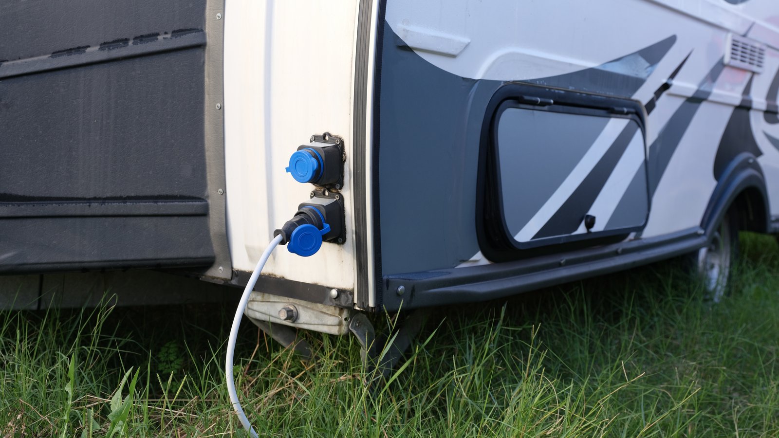 Wohnmobil auf gepflegtem Stellplatz