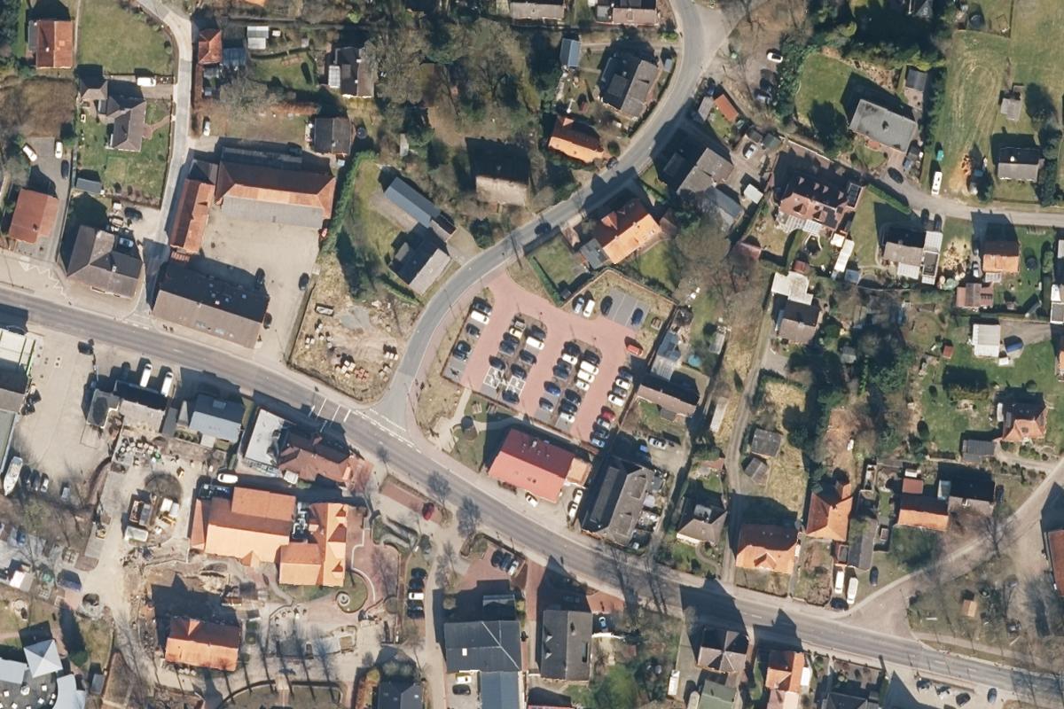 Öffentlicher Parkplatz mit Wohnmobilstellplatz, Ladestation und Fahrradstation