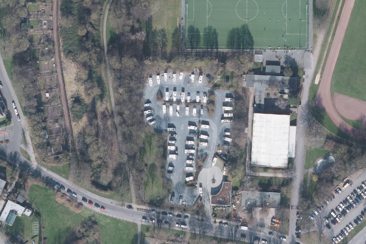 Wohnmobil auf gepflegtem Stellplatz