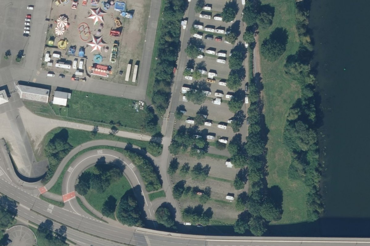 Wohnmobil auf gepflegtem Stellplatz