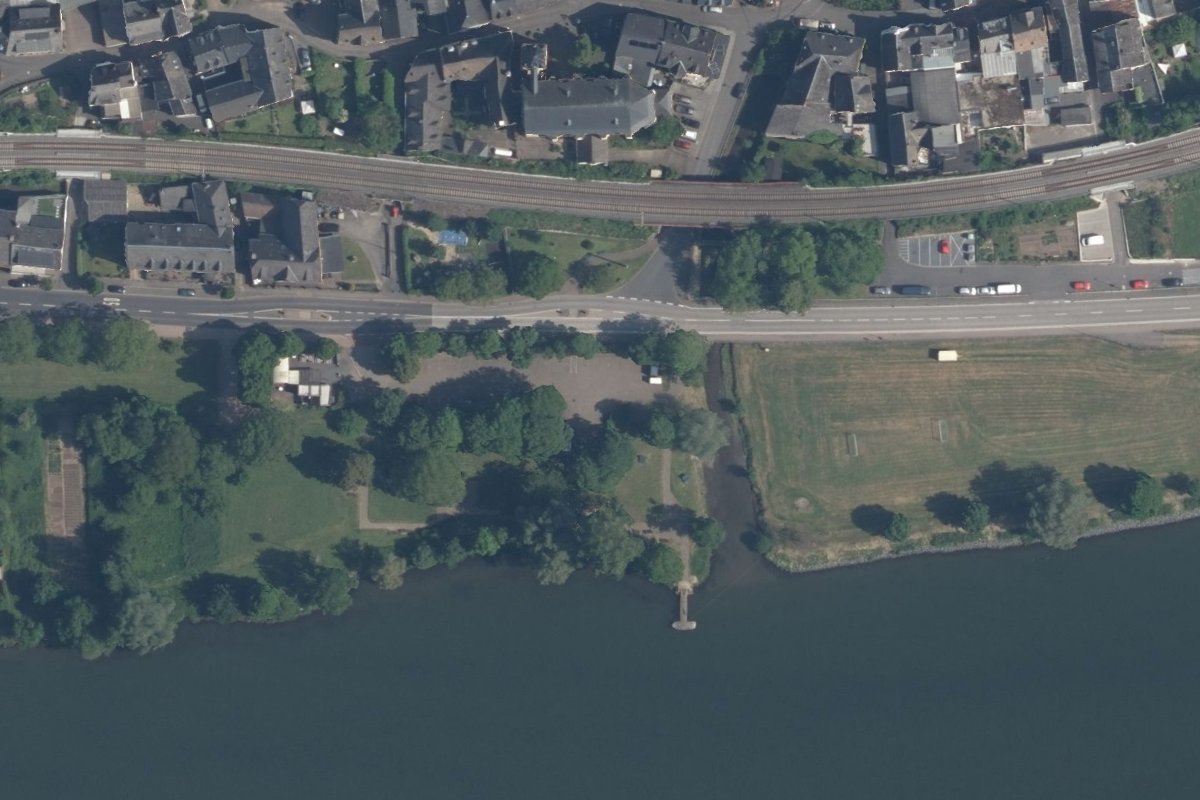 Parkplätze und zwei Stellplätze für Wohnmobile