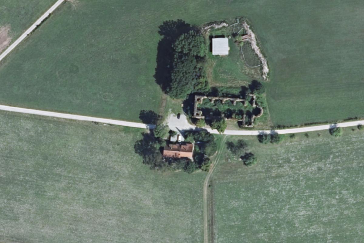 Wohnmobil- und Wohnwagenstellplatz Aura, Kirchenruine