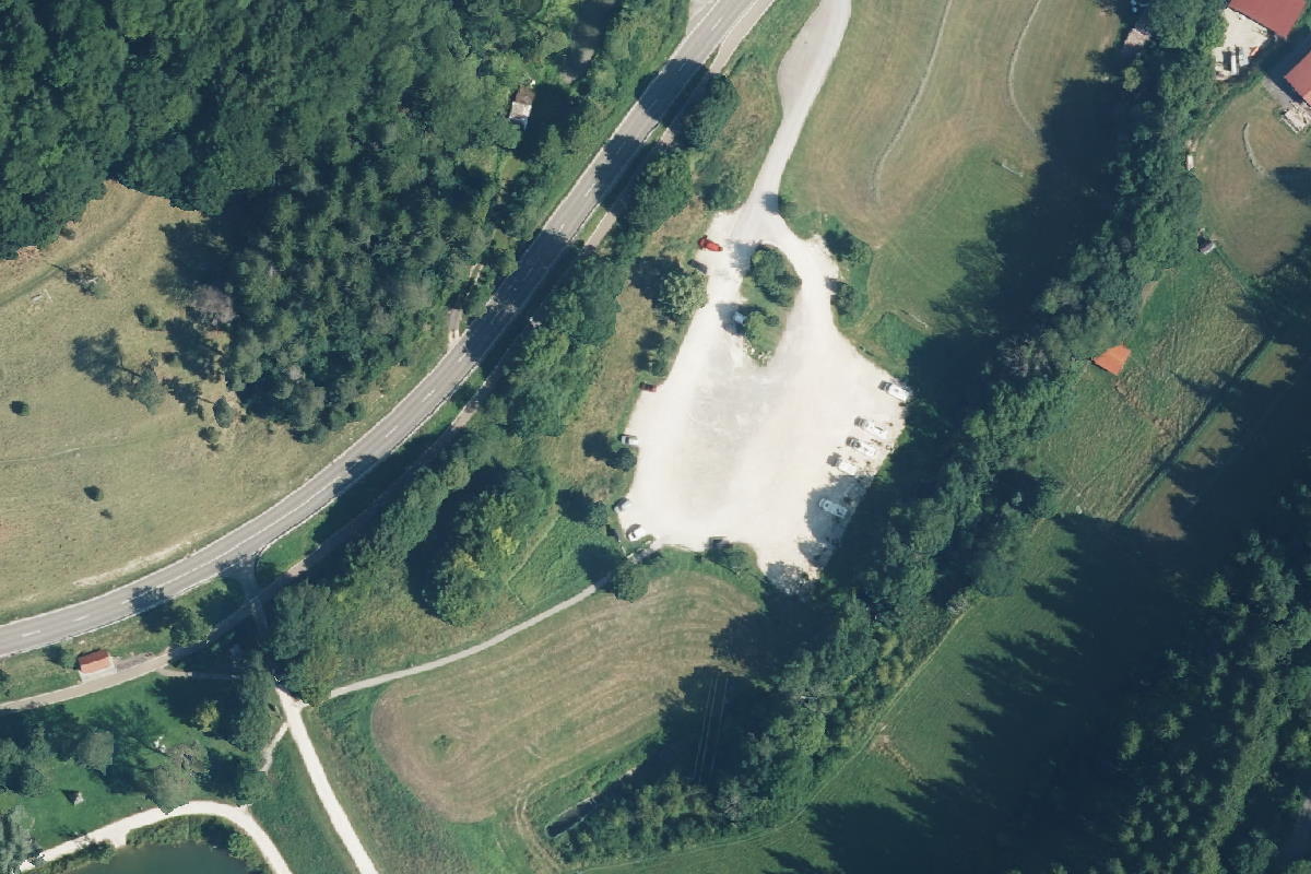 Parkplatz mit Wohnmobilstellplätzen Stausee