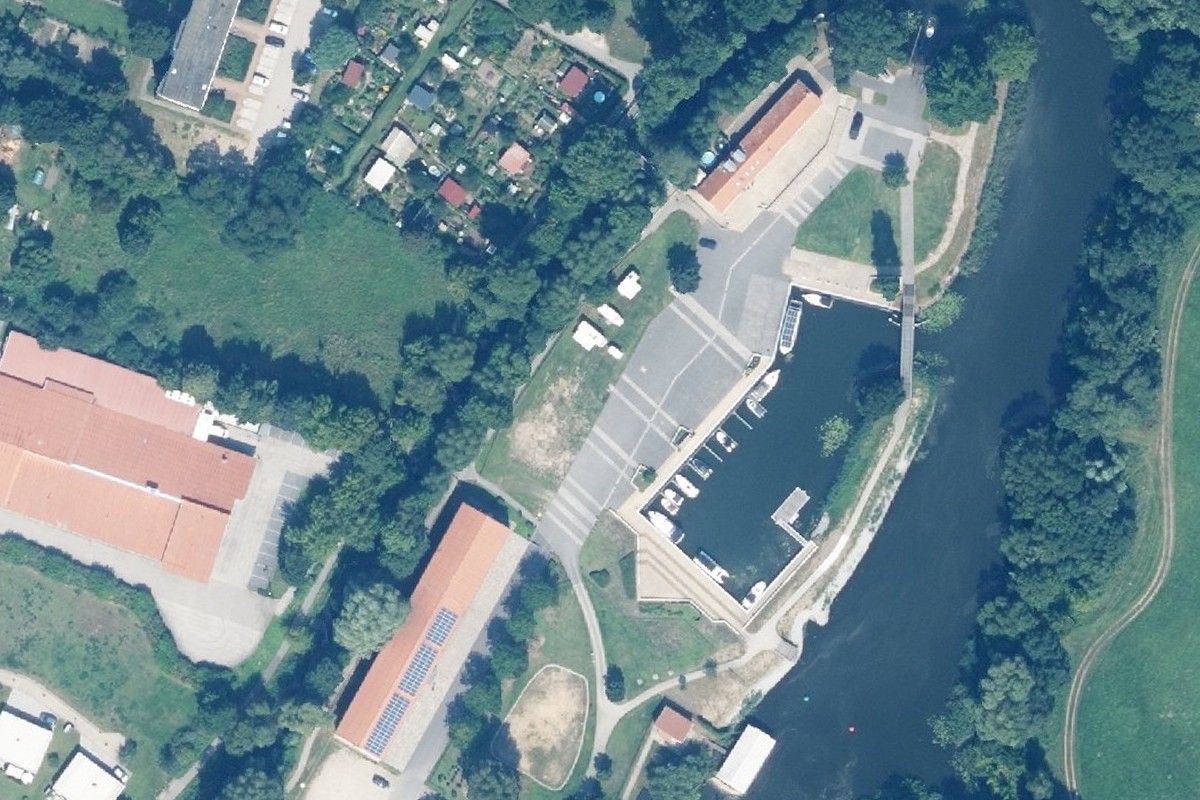 Wohnmobil- und Wohnwagenstellplatz am Hafen